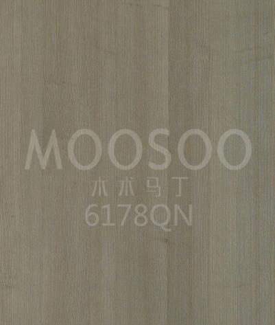 Panele z białego jesionu szczotkowanego drutem