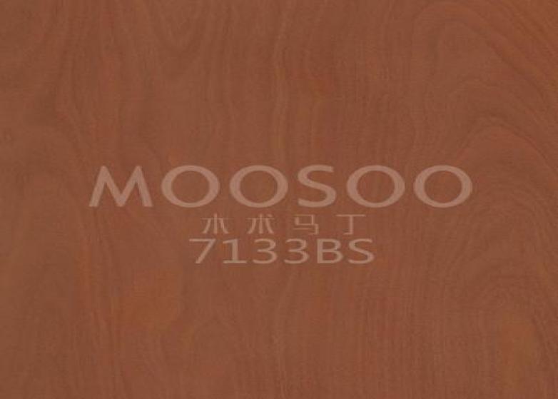 Elegancka modernizacja wnętrza: ponadczasowy urok oklein drewnianych